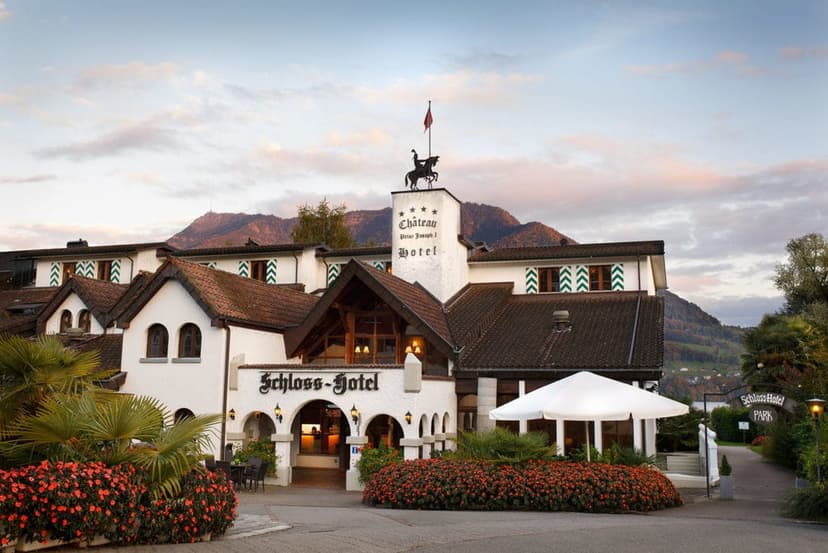 Schloss-Hotel, mit Rigi im Hintergrund