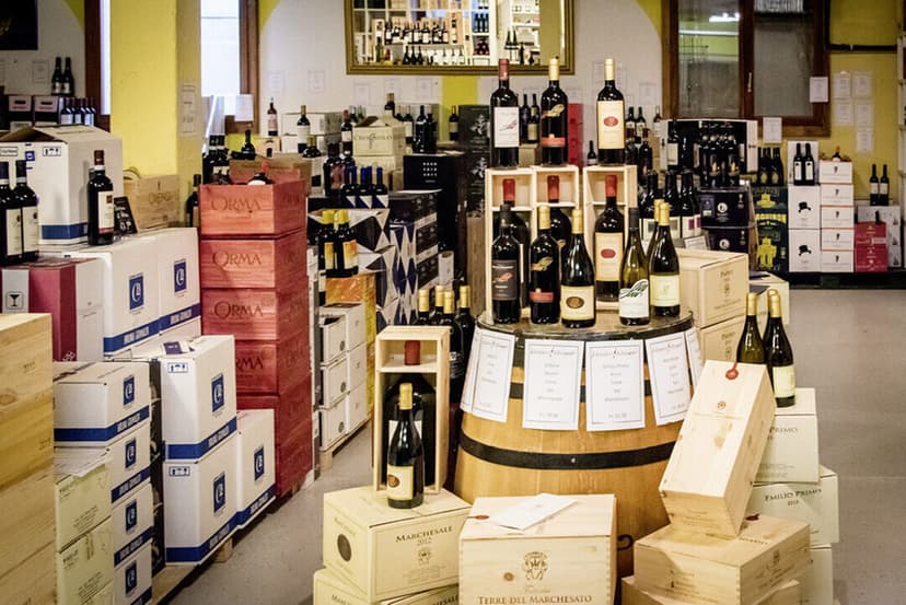 Sehr reichhaltiges Sortiment in unserer Vinothek