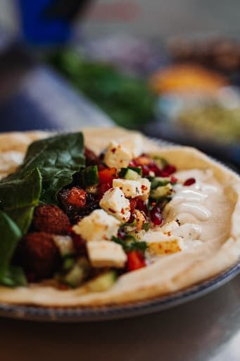 Frische Wraps und Salate am Mittag